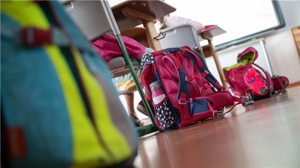 Landesregierung plant neuen Umgang mit Kolonialgeschichte Schulranzen stehen in einem Klassenraum auf dem Boden.