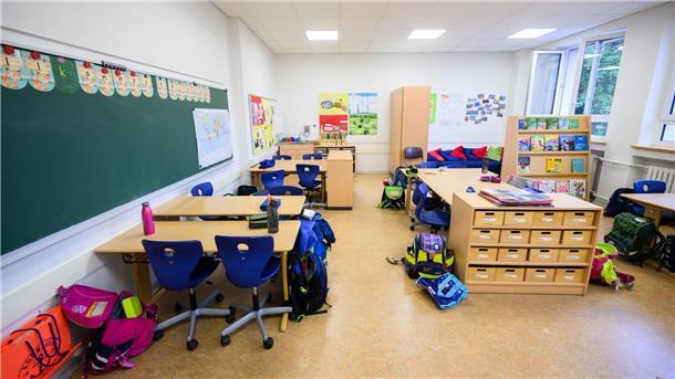 Elternwunsch: Schulen erhalten mehr Freiraum für Abholzeiten Schulranzen stehen während der großen Pause im Klassenraum einer 4. Klasse einer Grundschule in der Region Hannover.