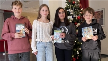 Schulsieger Keno Cosmann mit den drei Klassensiegern Milena Menke, Ilayda Kayan und Luis von Pickardt (von links).