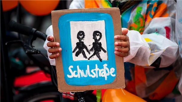 Schulstraßen sind temporär für motorisierte Fahrzeuge gesperrte Straßen vor Schulen. (Archivbild)