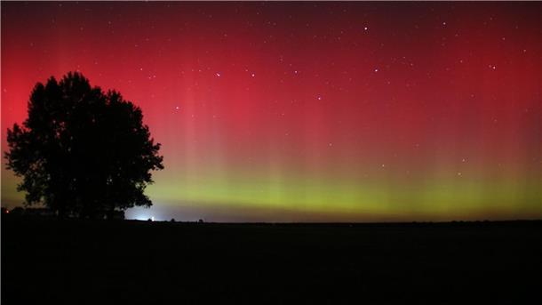 Polarlichter leuchten über Teilen Deutschlands Schwarz, rot, gold? Polarlichter in Fischbeck in Sachsen-Anhalt erinnern an die Deutschlandflagge.