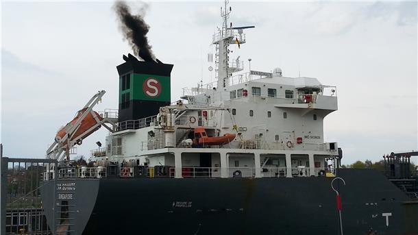 Schwarze Abgaswolken über dem Schiff werden ab Januar zwar nicht der Vergangenheit angehören, aber zumindest sauberer soll die Schifffahrt werden.