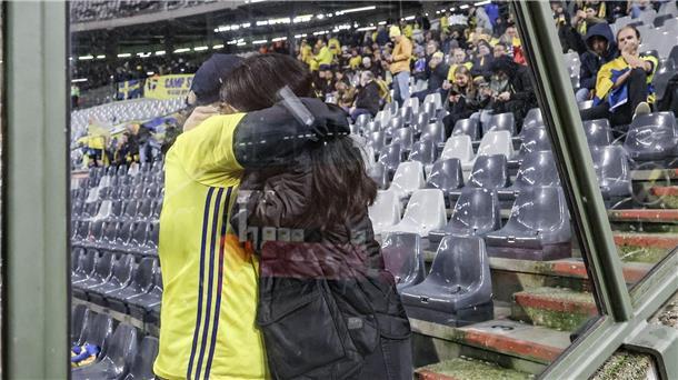 Anschlag in Brüssel: Attentäter tot, viele Fragen offen Schwedische Fußballfans spenden sich Trost. Das EM-Qualifikationsspiel zwischen Belgien und Schweden wurde nach den Schüssen in Brüssel abgebrochen.