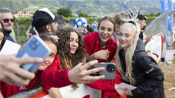 Insta-Star Alisha Lehmann: Nicht ganzen Tag am Handy hocken Schweizer Star nicht nur auf dem Rasen: Alisha Lehmann.