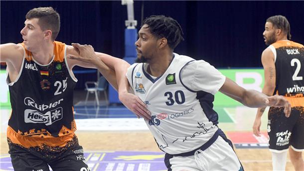 Schwenningens Jacob Knauf (links) und Eisbären-Profi Justin Stovall zählten zu den Aktivposten in ihren Teams.