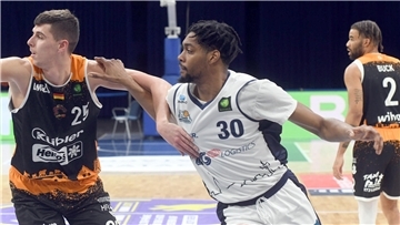 Schwenningens Jacob Knauf (links) und Eisbären-Profi Justin Stovall zählten zu den Aktivposten in ihren Teams.