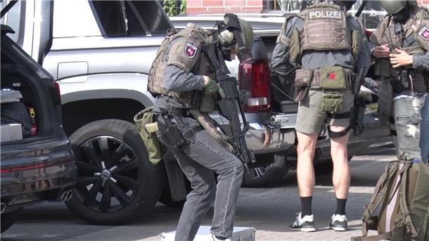 Schwer bewaffnete Einsatzkräfte rückten im Herbst 2023 wegen einer Softair-Waffe an. Jetzt muss ein Jugendlicher für den Großeinsatz zahlen. (Archivbild)
