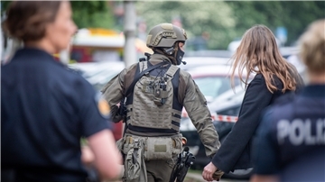 Schwer bewaffnete Polizisten hatten Lehrer und Schüler Stunden nach der Tat aus der Schule hinausbegleitet.