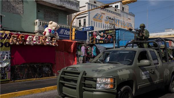 Schwer bewaffnete Soldaten patrouillieren in Veracruz - Mexiko erlebt derzeit eine Spirale der Gewalt. Im Westen des Landes starben zuletzt der Bürgermeister und 17 weitere Menschen.