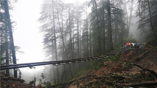 Schwere Monsunregenfälle: Ein Teil der historischen Eisenbahnstrecke Shimla-Kalka wurde weggespült.