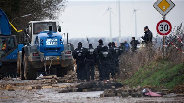 Lützerath-Räumung: Überwiegend friedlicher Protest an Tag 1 Schwere Räumfahrzeuge entfernen im Beisein der Polizei die von Klimaaktivisten errichteten Barrikaden.