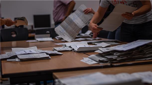 Schwerstarbeit war die Briefwahlauszählung in der Schule am Ernst-Reuter-Platz. Gut 18 000 Bremerhavener hatten per Briefwahl abgestimmt – vor vier Jahren waren es gut 9800. Foto: