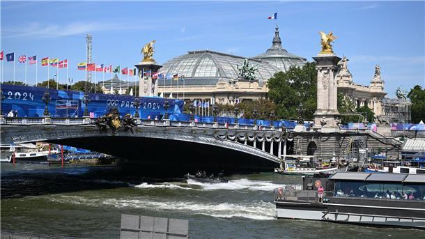 Paletten und Autoreifen: Schwimm-Trainer mit Sorgen um Seine Schwimm-Bundestrainer Berkhahn sorgt sich um die Bedingungen in der Seine.