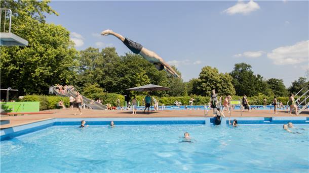 Ein Junge springt ins Wasser. 