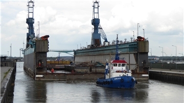 Reeder Peter Harren vor dem „Schwimmdock V“ in Bremerhaven