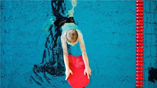 Schwimmeister Arthur Wefer bot seit November 2021 in Burhave jeden Donnerstag zwei aufeinander folgende Seepferdchen-Kurse für je eine Stunde an. Außerdem leitete er einen 60-minütigen Bronze-Vorbereitungskurs. Seit Anfang Juli finden die Schwimmkurse nun nicht mehr statt.