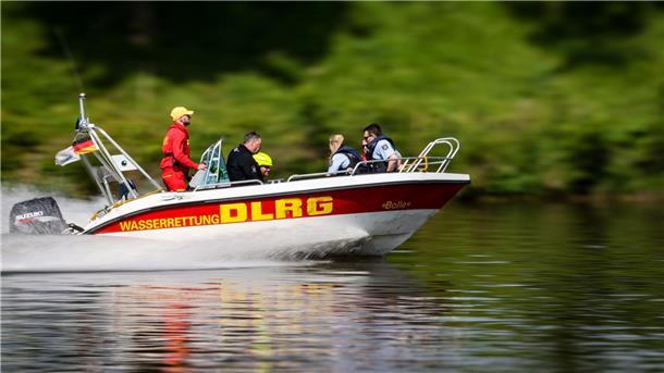 Schwimmen im Fluss ist gefährlich - der DLRG kann immer wieder Vermisste nur noch tot bergen. (Symbolbild)