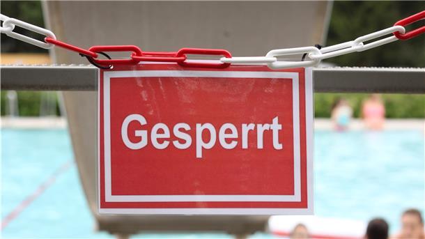 Schwimmen im Freibad geht momentan nur unter besonderen Bedingungen: Wie erleben die Bademeister den neuen Arbeitsalltag? 