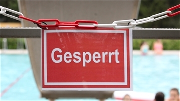 Schwimmen im Freibad geht momentan nur unter besonderen Bedingungen: Wie erleben die Bademeister den neuen Arbeitsalltag? 