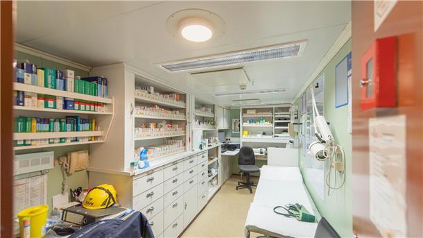 Schwimmende Apotheke: Der medizinische Behandlungsraum der „Polarstern“. Hier gibt Schiffsärztin Petra Gößmann-Lange auch Tipps gegen Seekrankheit. Merke: Vor Beginn der Fahrt angelegt, kann ein Scopolamin-Pflaster helfen, danach empfiehlt die Fachfrau Vomex-Zäpfchen oder Ruhe und Verzicht auf Bildschirmarbeit.