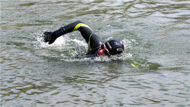Mann schwimmt im Wasser