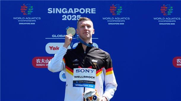 Zweites Mal Gold dank spezieller Vorbereitung Schwimmer Florian Wellbrock zeigt seine zweite Goldmedaille bei der Schwimm-WM in Singapur.