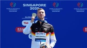 Schwimmer Florian Wellbrock zeigt seine zweite Goldmedaille bei der Schwimm-WM in Singapur.
