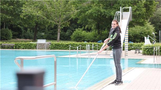 Schwimmmeisterin Kim Peyman wartet in Wilstedt auf die Badesaison – trotz Corona.