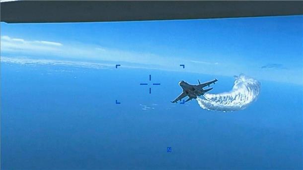 USA veröffentlichen Video zu Drohnen-Absturz Screenshot aus dem veröffentlichten Video: Ein russisches Jagdflugzeug vom Typ Su-27 nähert sich dem Heck der MQ-9-Drohne.