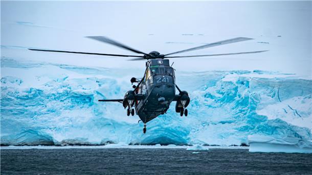 Sea King im Anflug an den Eisbrecher „Almirante Irizar“ zur Landung „nach getaner Arbeit“ bei Orcadas.