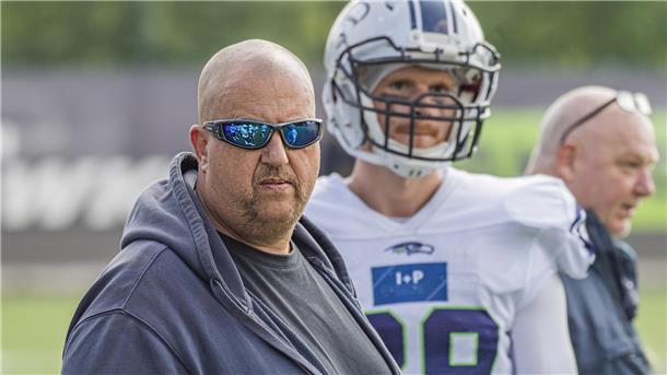 Seahawks-Trainer Mike Böhlken ist hoch konzentriert und sieht genau, was seine Jungs tun.