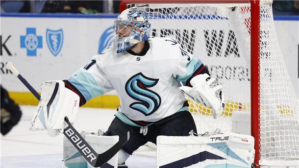 Start in die NHL-Playoffs: Welche Chancen haben die Deutschen? Seattle Kraken-Torwart Philipp Grubauer im Einsatz.