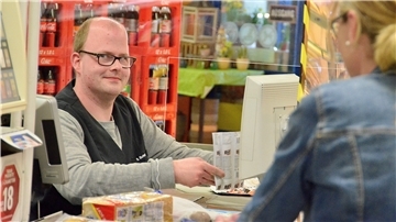 Sebastian Burbott sitzt im Tarmstedter Edeka-Markt an der Kasse. Die Arbeit macht ihm auch in Zeiten von Corona Spaß, obwohl mancher Kunde bei ihm Dampf ablässt.