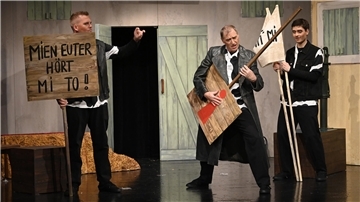 Sebastian Frese (Kuh 3), Hubert Stell (Kuh 2), Thomas Zwanzig (Kuh 4) rocken auf der Bühne.