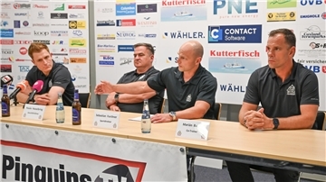 Sebastian Furchner (Zweiter von rechts) und Hauke Hasselbring stellen Alexander Sulzer (links) und Marian Bazany (rechts) als neues Trainerteam der Fischtown Pinguins vor.