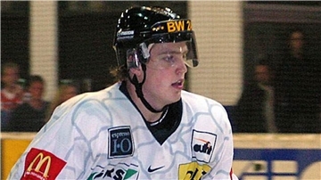 Sebastian Jones 2002 im Trikot der Fischtown Pinguins. Zwei Jahre lief der Verteidiger für die Bremerhavener auf.