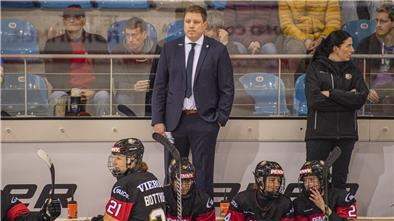 Sebastian Jones spielte vor über 20 Jahren für den REV Bremerhaven, wurde Meister und kehrte nun als Co-Trainer der Frauen-Nationalmannschaft nach Bremerhaven zurück.