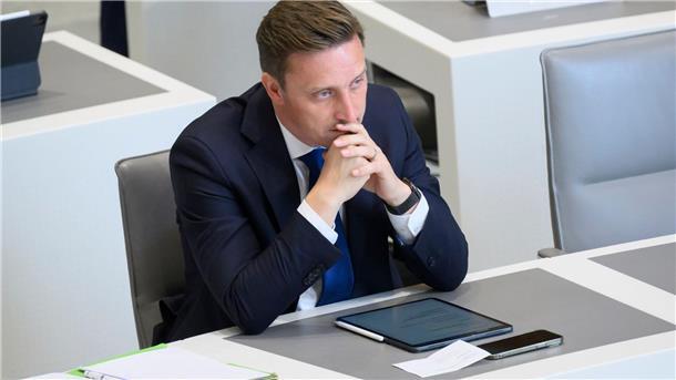 Lechner: Machen Politik nicht davon abhängig, wer zustimmt Sebastian Lechner (CDU), Fraktionsvorsitzender seiner Partei im Landtag, sitzt im niedersächsischen Landtag.
