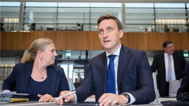Sebastian Lechner (CDU), Fraktionsvorsitzender seiner Partei im Landtag, und Carina Hermann (CDU), Parlamentarische Geschäftsführerin der CDU-Fraktion.