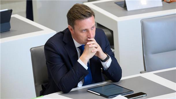 Sebastian Lechner (CDU), Fraktionsvorsitzender seiner Partei im Landtag, sitzt im niedersächsischen Landtag.