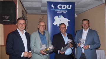 Sebastian Lechner (links) und Claus Seebeck (rechts) verabschiedeten Steffen Tobias (2. v. l.) und Jörg Schröder als stellvertretende Vorsitzende des CDU-Stadtverbandes.