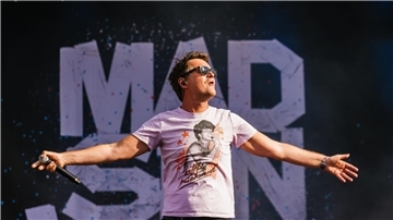 Sebastian Madsen, Sänger der aus dem Wendland stammenden Band Madsen, tritt beim Southside Festival auf.