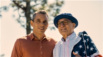 Sebastian Maniscalco (l) als Sebastian und Robert De Niro als Salvo in einer Szene des Films „Und dann kam Dad“.