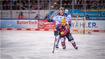 Sebastian Streu (hinten, hier gegen Pinguins-Stürmer Skyler McKenzie) wechselt von den Iserlohn Roosters in die DEL2