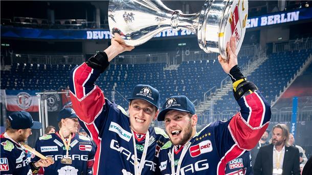 Sebastian Streu und Parker Tuomie feierten 2021 mit den Eisbären Berlin den Titel in der Deutschen Eishockey-Liga.