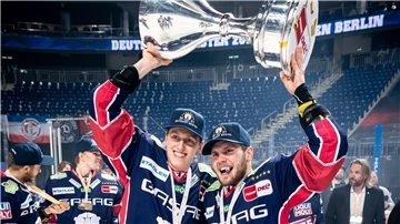 Sebastian Streu und Parker Tuomie feierten 2021 mit den Eisbären Berlin den Titel in der Deutschen Eishockey-Liga.