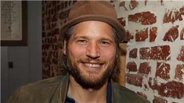 Sebastian Ströbel, Schauspieler, vergleicht sich selbst mit einem Hund.