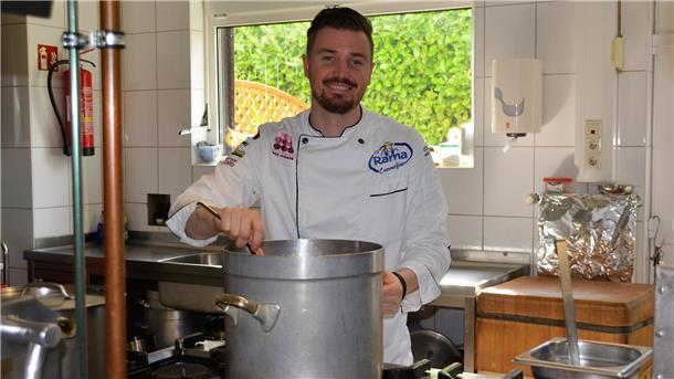 Sebastian Uecker, Inhaber des Restaurants Wurster Hof in Dorum, hat in seiner Küche noch einen Platz frei. 