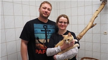 Zwei Tierheim-Leiter mit einer Katze