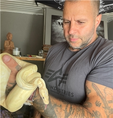 Mann mit Schlange